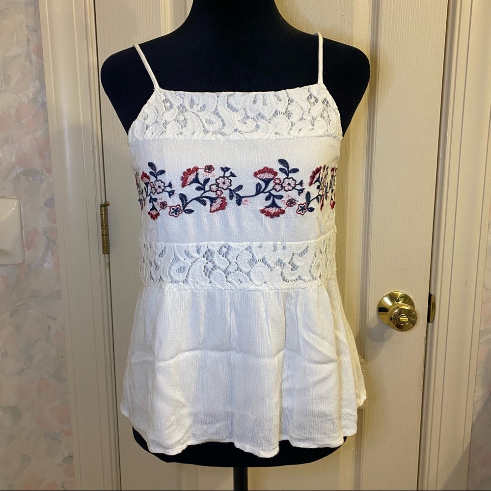 🛍 Embroiled white top with lace details 🌸